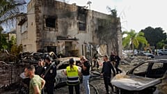 İsrail güvenlik güçleri, 22 Eylül 2024 Pazar günü İsrail'in kuzeyindeki Kiryat Bialik'te Lübnan'dan atılan bir roketin isabet ettiği bölgeyi inceliyor