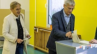 Hans-Christoph Berndt, candidato dell'AfD alle elezioni statali del Brandeburgo, e sua moglie votano per le elezioni statali domenica 22 settembre 2024 a Potsdam,