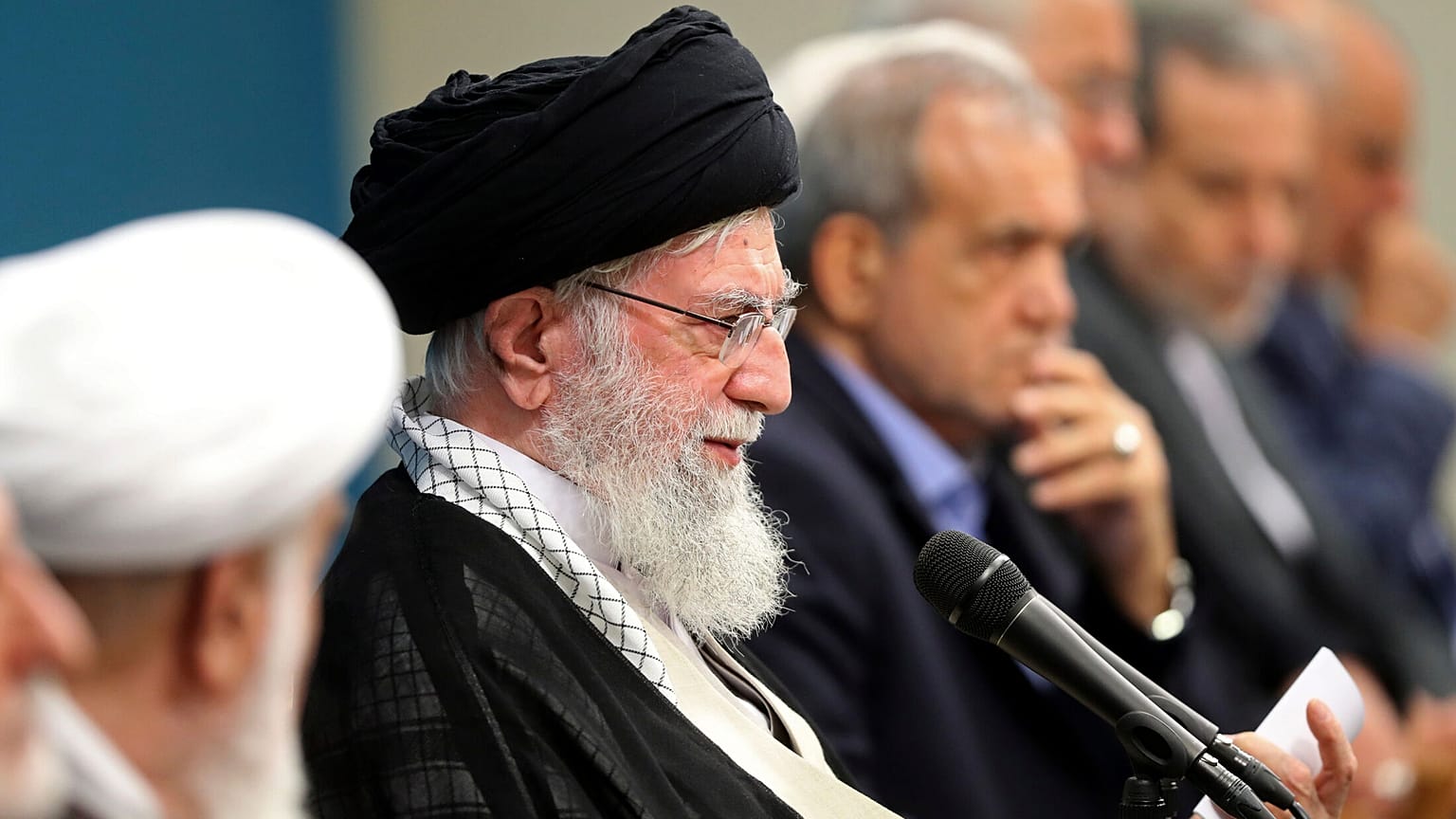 المرشد الأعلى الإيراني علي خامنئي إلى جانب الرئيس مسعود بزشكيان
