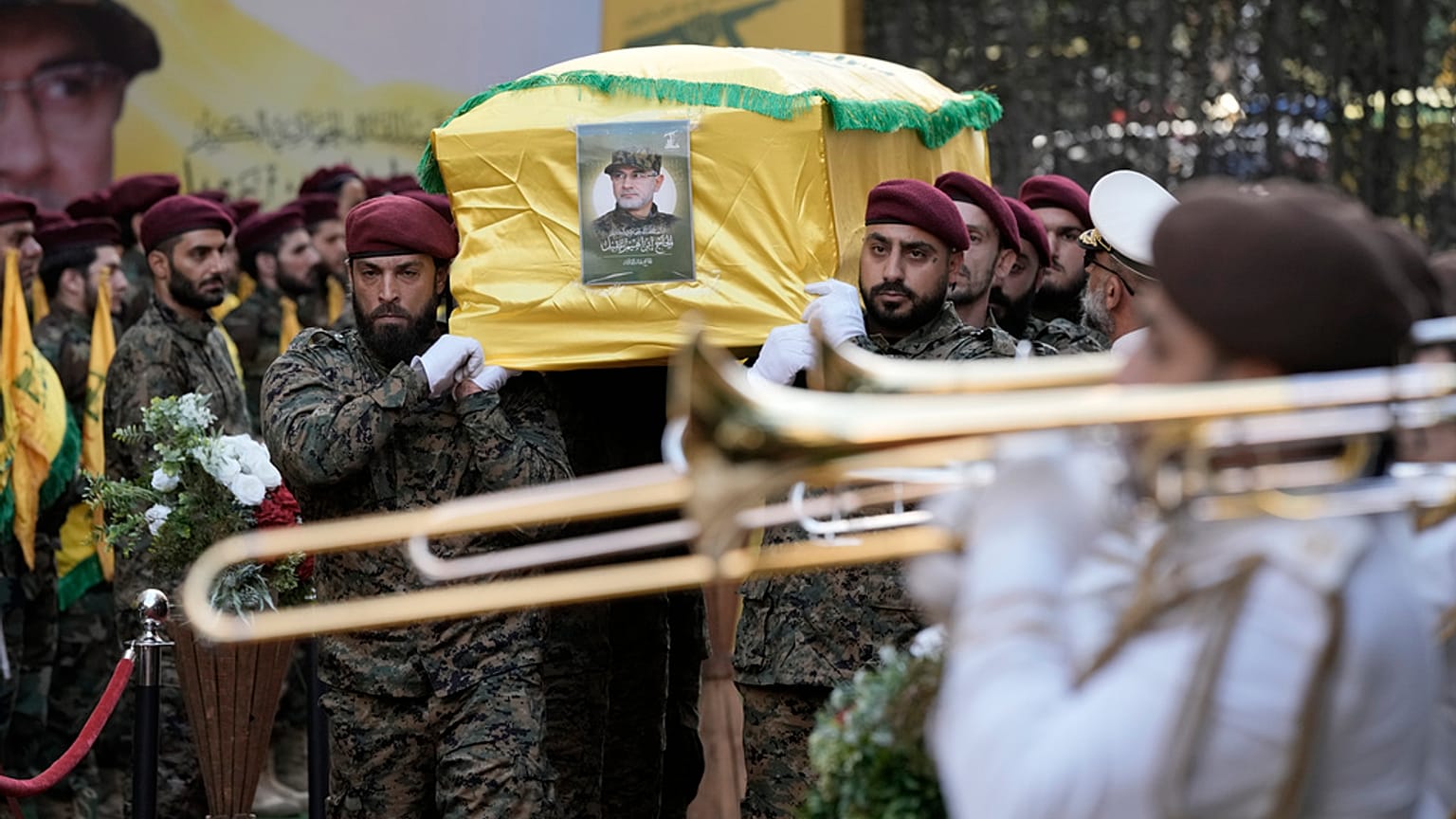 أعضاء حزب الله يحملون نعش قائد حزب الله إبراهيم عقيل خلال موكب الجنازة في الضاحية الجنوبية لبيروت، الأحد 22 سبتمبر 2024. 