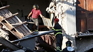 رجال الإطفاء ينتشلون اللوحات من منزل منهار في أماتريس، وسط إيطاليا، السبت 27 أغسطس 2016