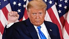 ABD Başkanı Donald Trump, 4 Kasım 2020 Çarşamba günü Beyaz Saray'daki konuşmasının ardından yumruğunu havaya kaldırırken görüntüleniyor (Arşiv)
