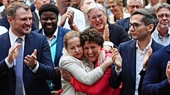 Anhänger des brandenburgischen Ministerpräsidenten und SPD-Vorsitzenden Dietmar Woidke feiern nach Bekanntgabe der ersten Prognosen für die Landtagswahl in Brandenburg.