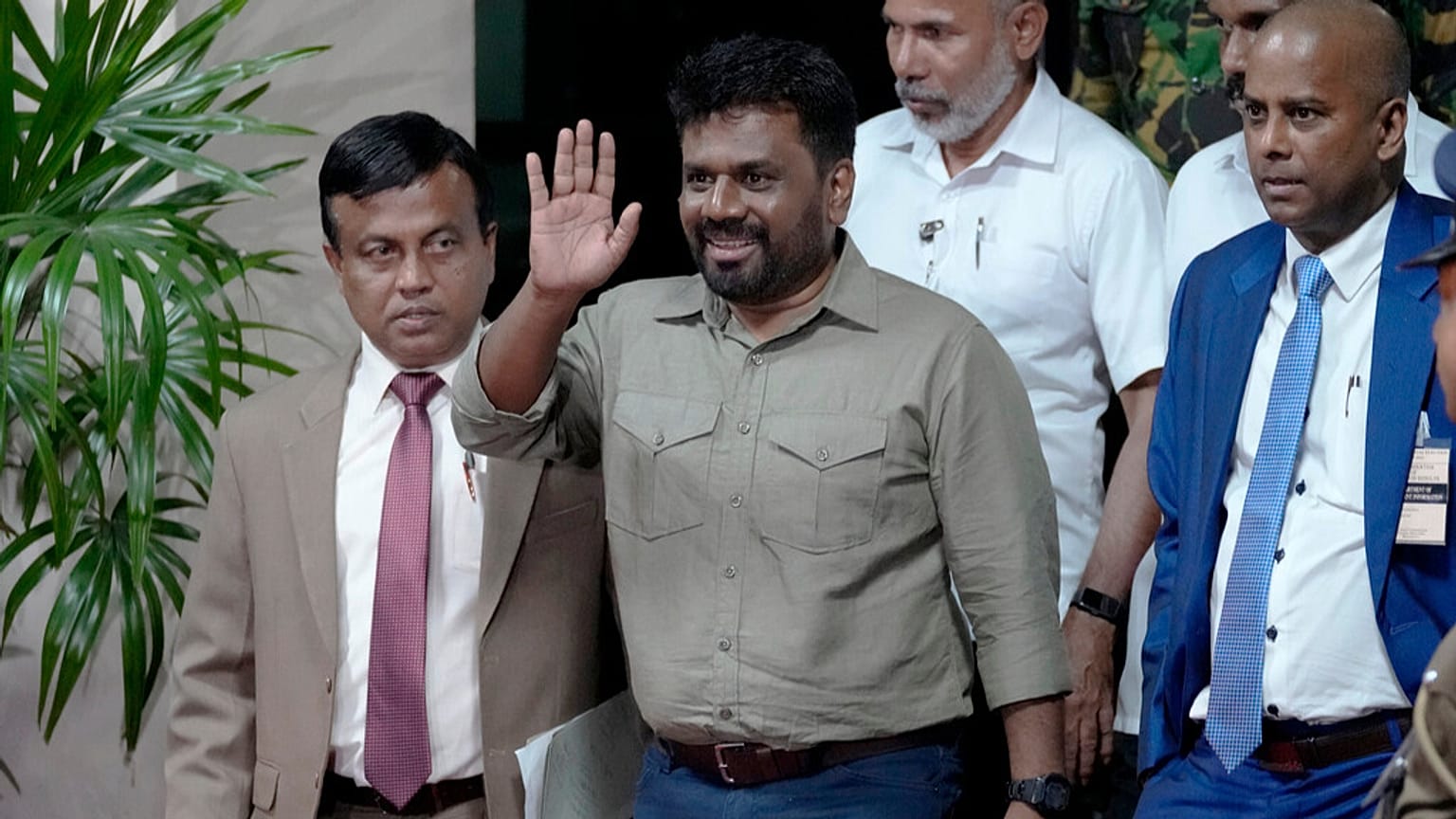Anura Kumara Dissanayake, 22 Eylül 2024 Pazar günü Sri Lanka'nın başkenti Kolombo'da yapılan cumhurbaşkanlığı seçimlerini kazandıktan sonra seçim komisyonu ofisinden ayrılırken el sallıyor. 