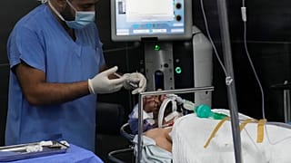 El cihazlarından birinin patlaması sonucu yaralanan bir adam, Lübnan'ın başkenti Beyrut'taki Göz Hastalıkları Hastanesi'nde bir göz ameliyatı öncesinde ameliyathanede yatıyor
