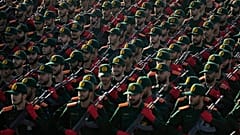 طلاب الحرس الثوري الإيراني يسيرون خلال عرض عسكري سنوي بمناسبة الذكرى السنوية لبداية الحرب العراقية الإيرانية قبل 44 عامًا، أمام ضريح مؤسس الثورة آية الله الخميني، خارج طهران، 