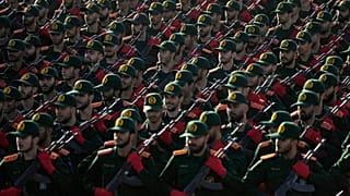 طلاب الحرس الثوري الإيراني يسيرون خلال عرض عسكري سنوي بمناسبة الذكرى السنوية لبداية الحرب العراقية الإيرانية قبل 44 عامًا، أمام ضريح مؤسس الثورة آية الله الخميني، خارج طهران،