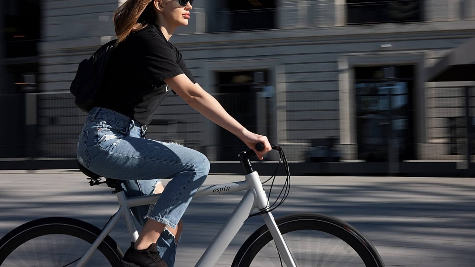Una mujer en bicicleta.