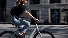 Una mujer en bicicleta.