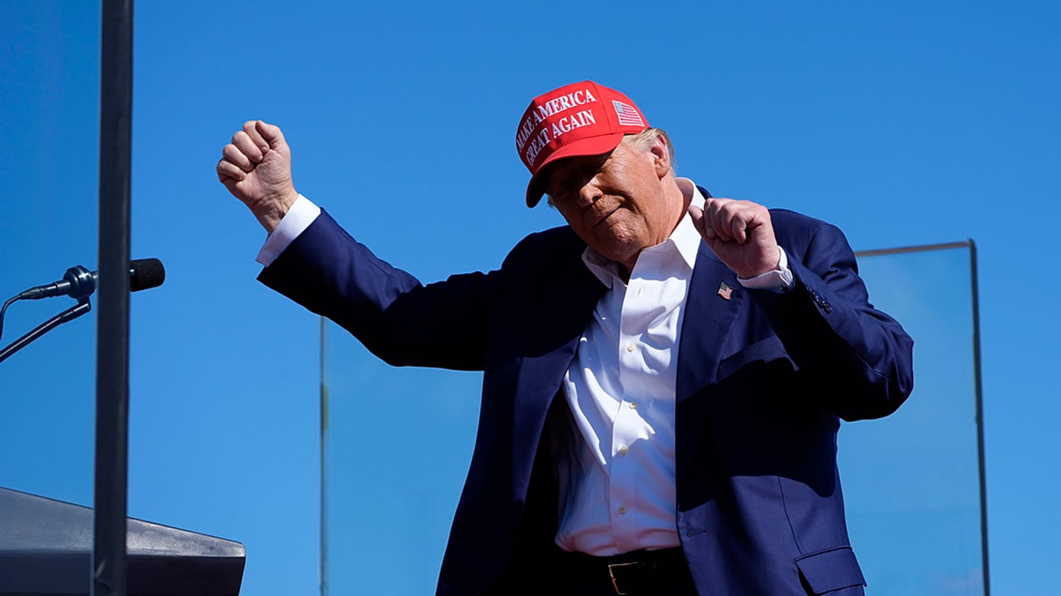 Cumhuriyetçi başkan adayı eski Başkan Donald Trump, 21 Eylül 2024 Cumartesi günü Wilmington Uluslararası Havalimanı'nda düzenlenen kampanya mitinginde yaptığı konuşmanın ardından dans etti.