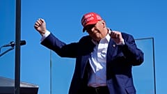 Cumhuriyetçi başkan adayı eski Başkan Donald Trump, 21 Eylül 2024 Cumartesi günü Wilmington Uluslararası Havalimanı'nda düzenlenen kampanya mitinginde yaptığı konuşmanın ardından dans etti.