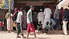 ملف - أشخاص يصطفون أمام مخبز خلال وقف إطلاق النار في الخرطوم، السودان، 27 مايو/أيار 2023. (أسوشيتد برس/مروان علي، ملف)