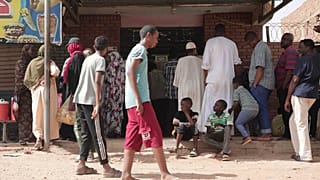 ملف - أشخاص يصطفون أمام مخبز خلال وقف إطلاق النار في الخرطوم، السودان، 27 مايو/أيار 2023. (أسوشيتد برس/مروان علي، ملف)