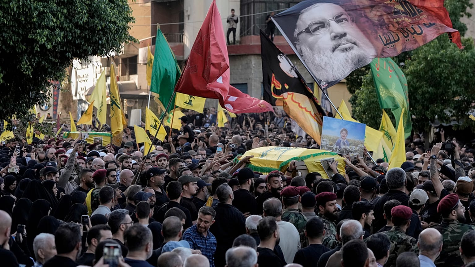 Les cercueils des combattants du Hezbollah tués dans une frappe israélienne, lors d'une procession funéraire dans la banlieue sud de Beyrouth, le samedi 21 septembre 2024.