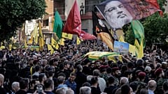 Πενθούντες μεταφέρουν τα φέρετρα των μαχητών της Χεζμπολάχ που σκοτώθηκαν στο ισραηλινό χτύπημα της Παρασκευής, κατά τη διάρκεια της νεκρώσιμης πομπής τους στο νότιο προάστιο της Βηρυτού, το Σάββατο.