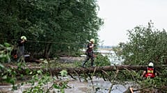 Feuerwehrleute arbeiten am Donnerstag, 19. September 2024, in der Nähe von Stronie Slaskie im Südwesten Polens an einer überfluteten Stelle.