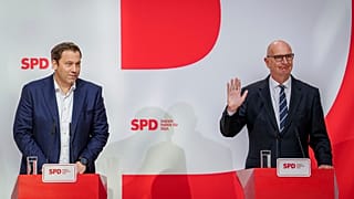 Dietmar Woidke ve Lars Klingbeil, 23 Eylül 2024 Pazartesi günü Almanya'nın başkenti Berlin'de partinin komite toplantılarının ardından düzenlenen ortak basın toplantısına katıldı.
