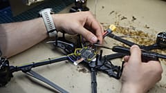 Die Fertigstellung einer Wild Hornet Drohne.