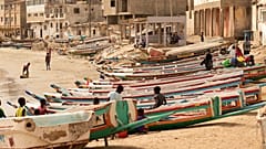 أطفال يلعبون على قوارب صيد تُعرف باسم "الزوارق" في داكار