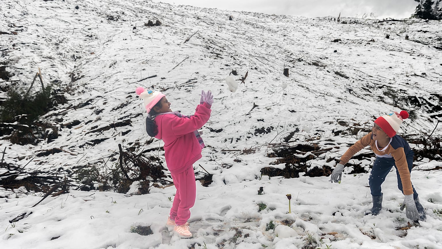 Güney Afrika'nın Durban yakınlarındaki Nottingham Road'da çocuklar karla oynuyor, 21 Eylül 2024