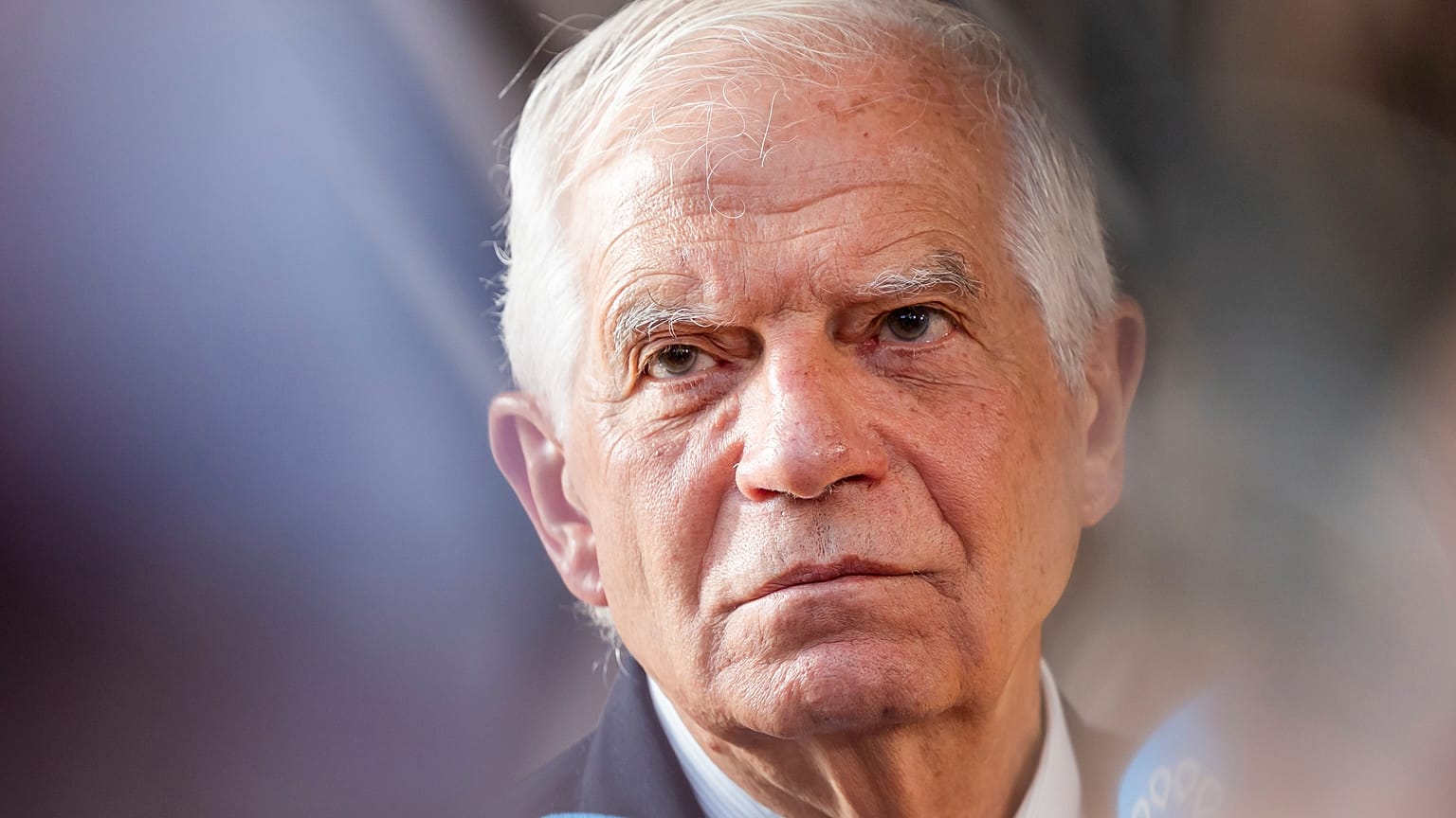 Josep Borrell újságírókkal beszél Brüsszelben, 2024. július 22-én
