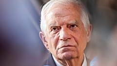 Josep Borrell újságírókkal beszél Brüsszelben, 2024. július 22-én