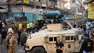 Esercito libanese e soccorritori sulla scena di un attacco aereo israeliano nella periferia sud di Beirut (24 settembre 2024)