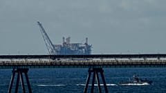 Una plataforma petrolífera en el yacimiento de gas Leviatán en alta mar de Israel se ve mientras un buque de la marina israelí patrulla el Mar Mediterráneo, Israel.