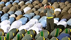 Az IRGC tagjai istentiszteleten 