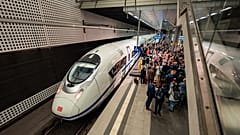 Die Europäische Kommission (EK), die Eisenbahnagentur der Europäischen Union (ERA) und das gemeinsame europäische Eisenbahnunternehmen (EU-Rail) veranstalteten an Bord dieses Zuges eine Konferenz 