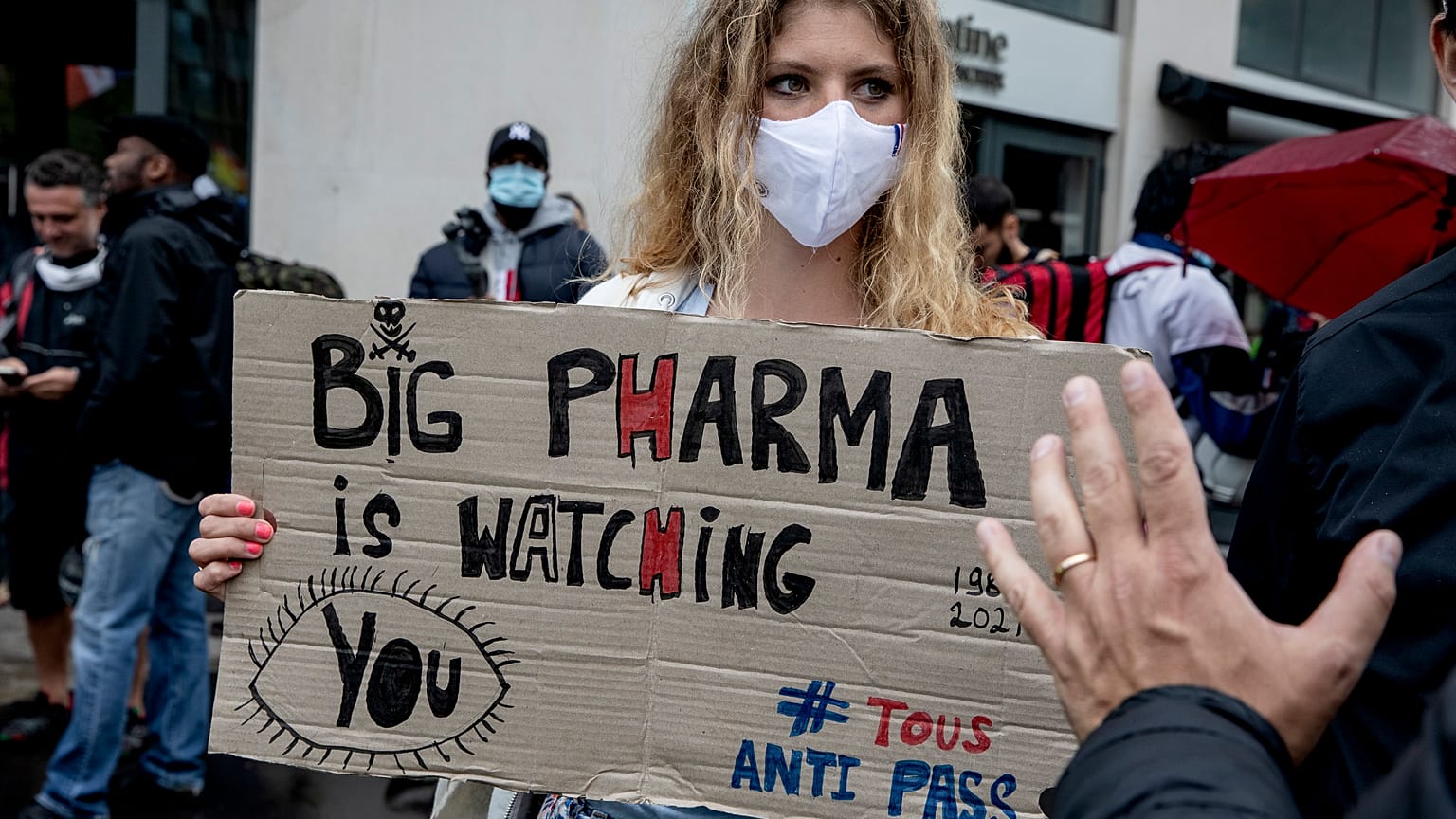 Архив: женщина с плакатом "Big pharma следит за вами" на кции протеста против вакцинных паспортов в Париже, Франция, август 2021 г.