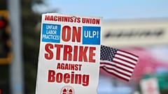 Boeing'in Everett, Washington'daki fabrikası yakınlarındaki grev hattında bir grev işareti dalgalanıyor, 19 Eylül 2024, Perşembe.