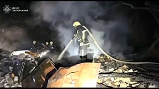 Labores de extinción tras el ataque ruso en Zaporiyia, en la madrugada de este martes 24 de septiembre