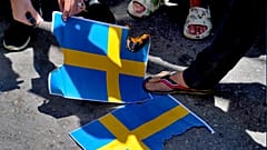 DATEI: Hisbollah-Anhänger zertrampeln Darstellungen der schwedischen Flagge während einer Kundgebung gegen die Schändung des Korans in Beirut, 21. Juli 2023