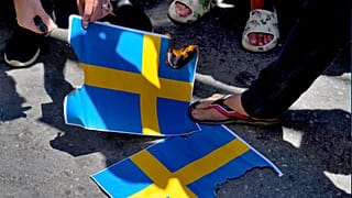 FILE: A Hezbollah támogatói a svéd zászlók ábrázolásait tapossák a Korán meggyalázását elítélő tüntetésen Bejrútban, 2023. július 21.
