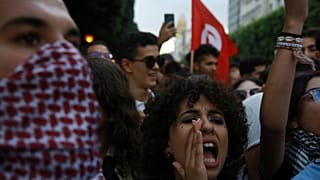 تونسيون يشاركون في مظاهرة ضد الرئيس قيس سعيد قبل الانتخابات الرئاسية المقبلة، الجمعة 13 سبتمبر/أيلول 2024، في شارع الحبيب بورقيبة في العاصمة تونس. (أسوشيتد برس/أنيس الميلي)