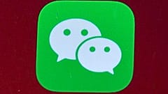 WeChat logosu, bir cep telefonunun ekranında görüntüleniyor (Arşiv)