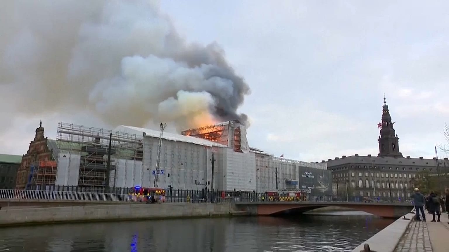 A koppenhágai régi tőzsde lángoló épülete - 2024. április 16.