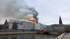 A koppenhágai régi tőzsde lángoló épülete - 2024. április 16.