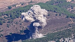 دخان يتصاعد إثر غارة جوية إسرائيلية على جبل المحمودية، في جنوب لبنان، الثلاثاء، 24 سبتمبر/أيلول 2024.