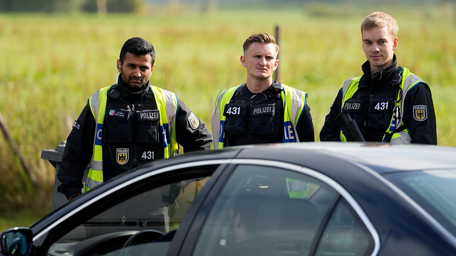 Alman polisi, Almanya'nın Aachen kentinde Belçika sınırı yakınlarında bir Fransız aracın belgelerini kontrol ediyor, 16 Eylül 2024