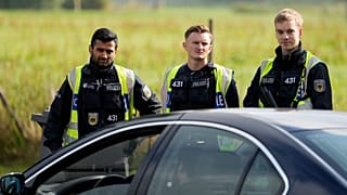 Polizia tedesca verifica i dettagli di un'auto vicino al confine con il Belgio ad Aquisgrana, in Germania, 16 settembre 2024