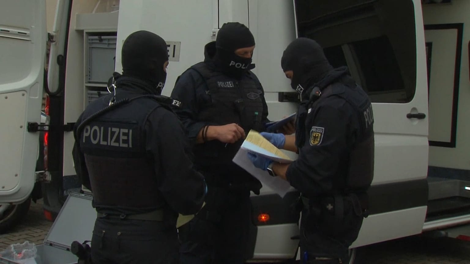 Policías alemanes después de entrar a la casa