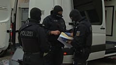 Policías alemanes después de entrar a la casa