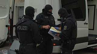 Policías alemanes después de entrar a la casa