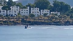Φωτό από βίντεο που εμφανίζει σκάφος του ελληνικού λιμανεικού να προσεγγίζει τις τουρκικές ακτές καταδιώκοντας δουλεμπορικό