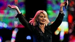 Newton-John, Şili'deki Uluslararası Müzik Festivali'nde şarkılarını seslendiriyor, 2017