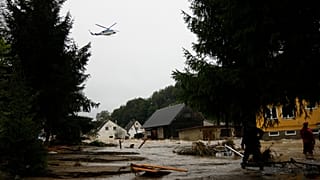 Um helicóptero sobrevoa casas inundadas em Jesenik, na República Checa.