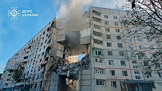 Ukrayna'nın Harkiv kentinde bir binayı hedef alan Rus saldırısının ardından duman, toz ve enkaz görülüyor