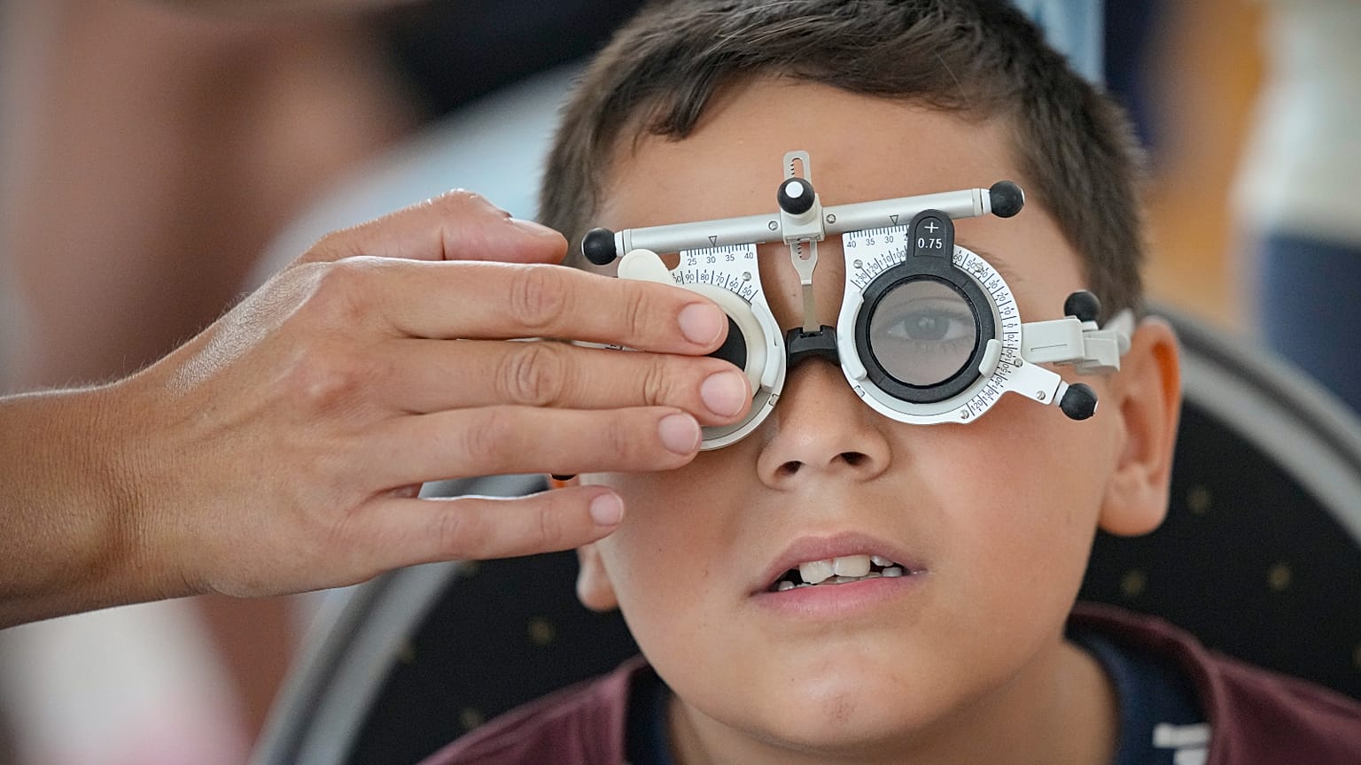 Romanya'nın Nucsoara kentinde bir çocuk gönüllü göz doktorları tarafından göz muayenesinden geçiriliyor. 